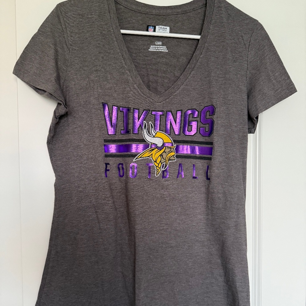 NFL Minnesota Vikings Gray T-Shirt with Purple Metallic Graphic - Size L